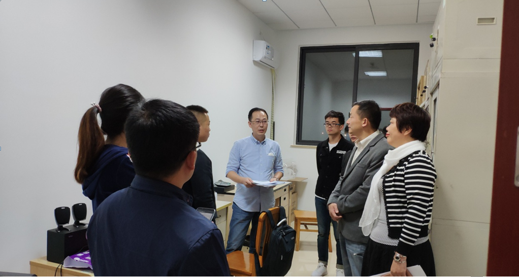 生,副院长孙玉芹,副书记叶华刚等党政班子成员一行走进了一间间办公室